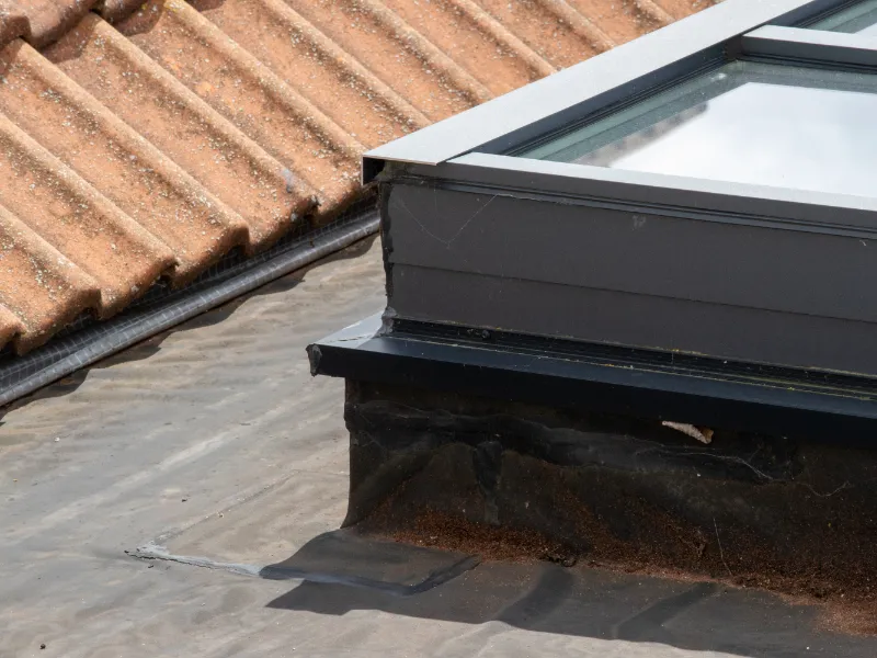 close-up-materiale-impermeabile-per-isolare-la-finestra-da-tetto