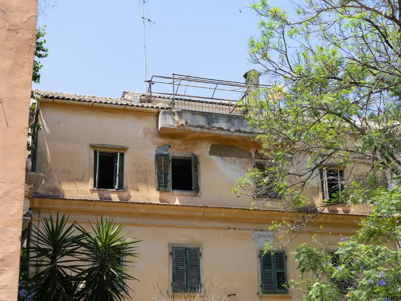 edifico-giallo-d-epoca-dissestato