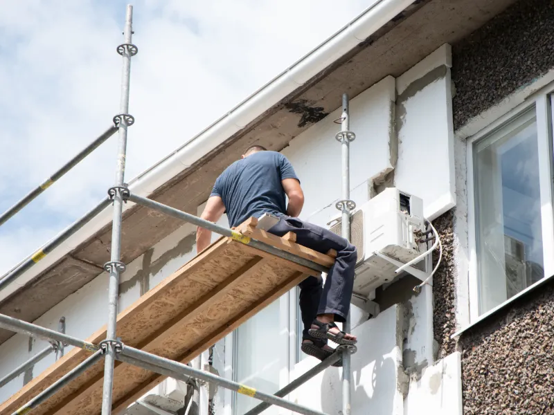 posa-del-cappotto-termico-per-un-condominio-in-costruzione-di-ultima-generazione-a-como