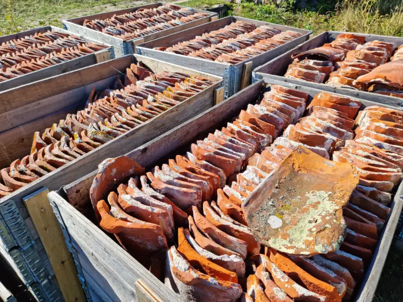 tegole-riordinate-in-casse-di-legno
