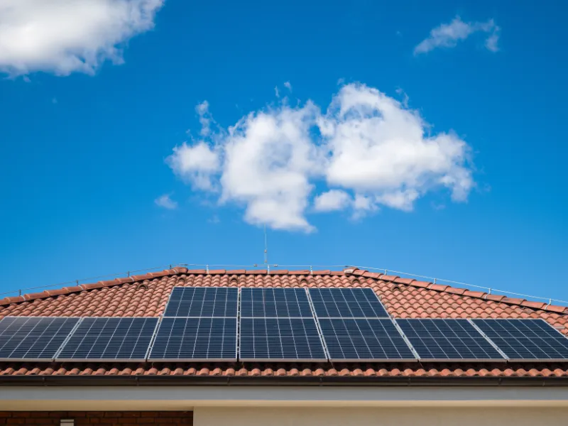 tetto-di-una-villa-con-pannelli-solari-installati